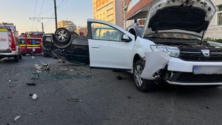 FOTO/VIDEO - Accident grav &icirc;n Cluj-Napoca. Trei autoturisme au fost implicate, dintre care unul al Poliției