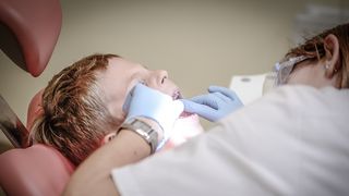 Este important de reținut faptul că o igienă orală corectă nu se axează doar asupra dinților, ci și asupra curățării limbii, gingiilor și obrajilor