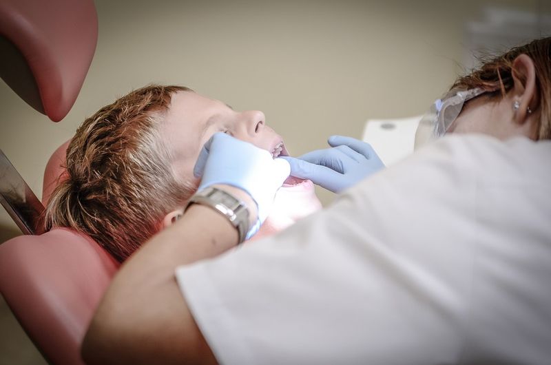 Este important de reținut faptul că o igienă orală corectă nu se axează doar asupra dinților, ci și asupra curățării limbii, gingiilor și obrajilor