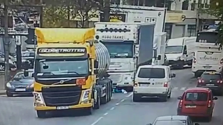 VIDEO - Aproape de Tragedie &icirc;n Buzău! O t&acirc;nără a fost lovită de un TIR și a supraviețuit miraculos