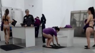 VIDEO. Rusoaice, obligate să se dezbrace în lenjerie intimă la ieșirea din tură. Sunt controlate la piele