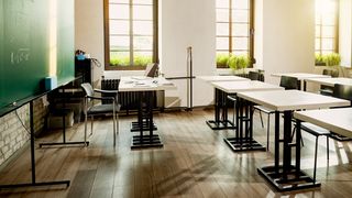 VIDEO - Noi reguli pentru elevi: Fără telefoane la ore și fără să fumeze la școală