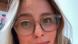 VIDEO. O femeie a descoperit o cameră ascunsă în baia de la hotel. Incredibil unde se afla montată