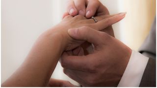 Fiecare inel este conectat prin Bluetooth la o aplicație de pe smartphone-ul celui care îl poartă