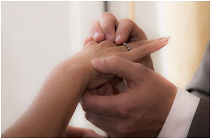 Fiecare inel este conectat prin Bluetooth la o aplicație de pe smartphone-ul celui care îl poartă