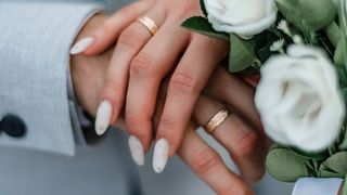 Inelele inteligente sunt dispozitive electronice portabile cu funcții similare cu cele ale ceasurilor inteligente