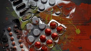 Un student în vârstă de 20 de ani a fost găsit fără suflare în camera de cămin, cel mai probabil din cauza unei supradoze