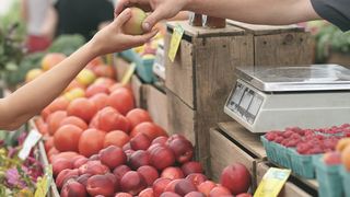 Roșiile din import se găsesc în piețe cu prețuri cuprinse între 17 și 20 de lei.  