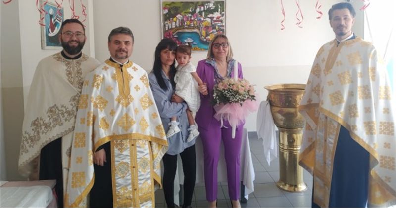 Premieră într-o închisoare din Italia! Fetița unei românce a fost botezată acolo unde mama ei este privată de libertate