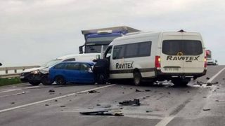 Accident cu nouă victime. Două autoturisme și un microbuz s-au ciocnit