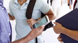 Profesorii vor putea să confiște telefoanele mobile elevilor