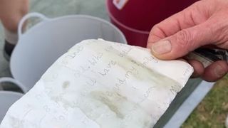 FOTO - Mesajul misterios al unui copil de 8 ani, ascuns &icirc;ntr-o sticlă. A fost găsit pe o plajă din Australia, după 10 ani