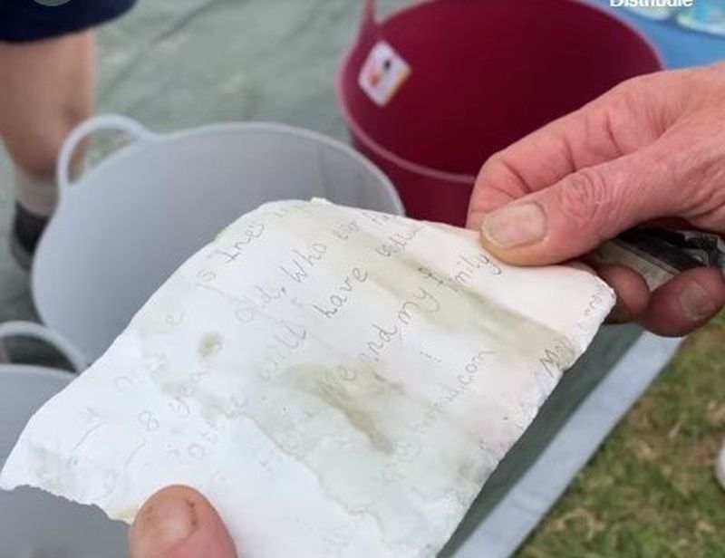 FOTO - Mesajul misterios al unui copil de 8 ani, ascuns într-o sticlă. A fost găsit pe o plajă din Australia, după 10 ani