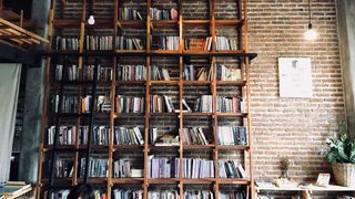 De ce să vinzi biblioteca unui anticariat care cumpără cărți din București 