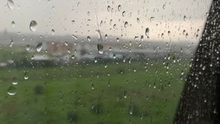 VIDEO - Alertă ANM de vremea rea: ploi, descărcări electrice şi grindină