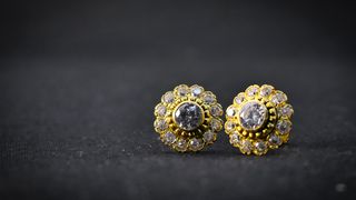 Stiluri de cercei potriviți la ținutele office