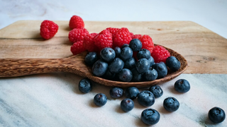 &Icirc;mbătr&acirc;nirea și antioxidanții &ndash; Iată care sunt cele 3 alimente bogate &icirc;n antioxidanți pe care le poți consuma zilnic!