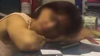 Bugetară-șefă, prinsă dormind la birou. Femeia primește și spor de condiții periculoase