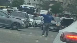 Enervat de haosul din trafic, un bărbat a dirijat singur circulația într-o intersecție