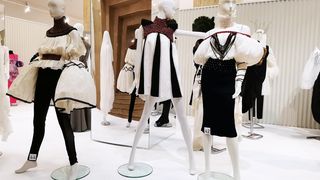 Două rom&acirc;nce au reușit să facă celebre costumele populare peste ocean