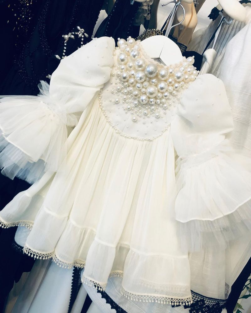 Ie realizată de creatoarea de modă Iulia Ghenea.