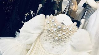 Ie realizată de creatoarea de modă Iulia Ghenea.