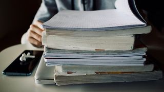Elevilor le este interzis să&nbsp;distrugă, să modifice sau să completeze documentele şcolare, precum cataloage, foi matricole, carnete de elev şi orice alte documente