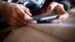 EXCLUSIV: Fără telefoane la ore și în incinta școlilor/ Profesor: ”Este o măsură care ar mai atenua din problemele cu care se confruntă școala”