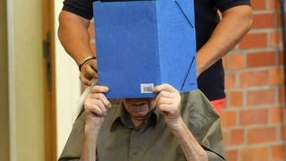 Un fost gardian de lagăr nazist condamnat la închisoare pentru complicitate la peste 3.500 de crime a murit la 102 ani