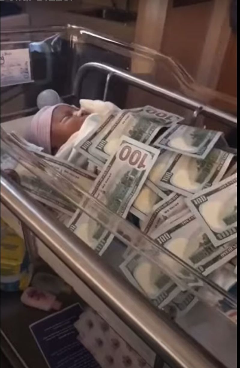 Bebeluș în pătura de bani dolari