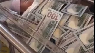 Bebeluș &icirc;n pătura de bani dolari