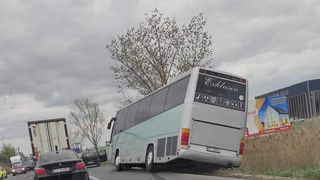 Un autoturism și un microbuz s-au ciocnit pe DN 28. În microbuz se aflau 47 de copii