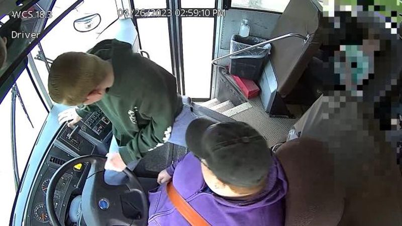 Dillon Reeves, elevul de 13 ani, oprește autobuzul după ce șoferul a leșinat la volan