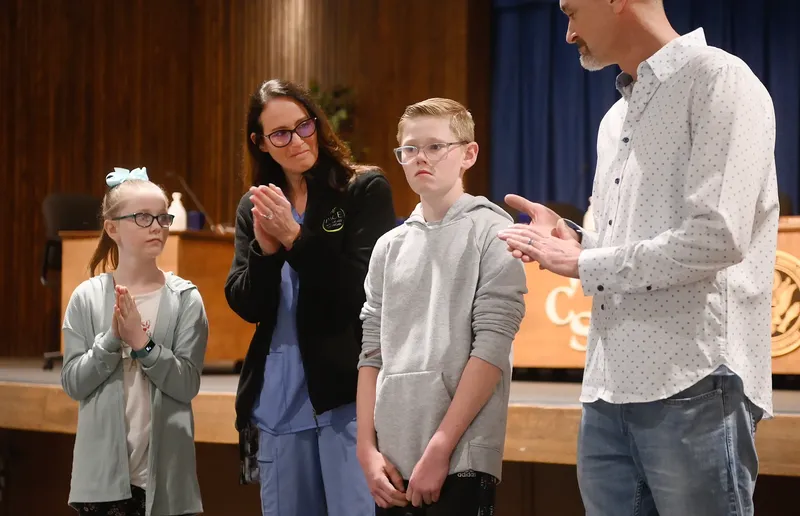 Dillon Reeves, elevul de 13 ani, oprește autobuzul după ce șoferul a leșinat la volan