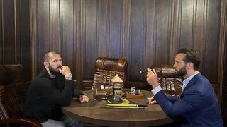 Frații Tate sunt cercetați la domiciliu pentru criminalitate organizată și trafic de persoane