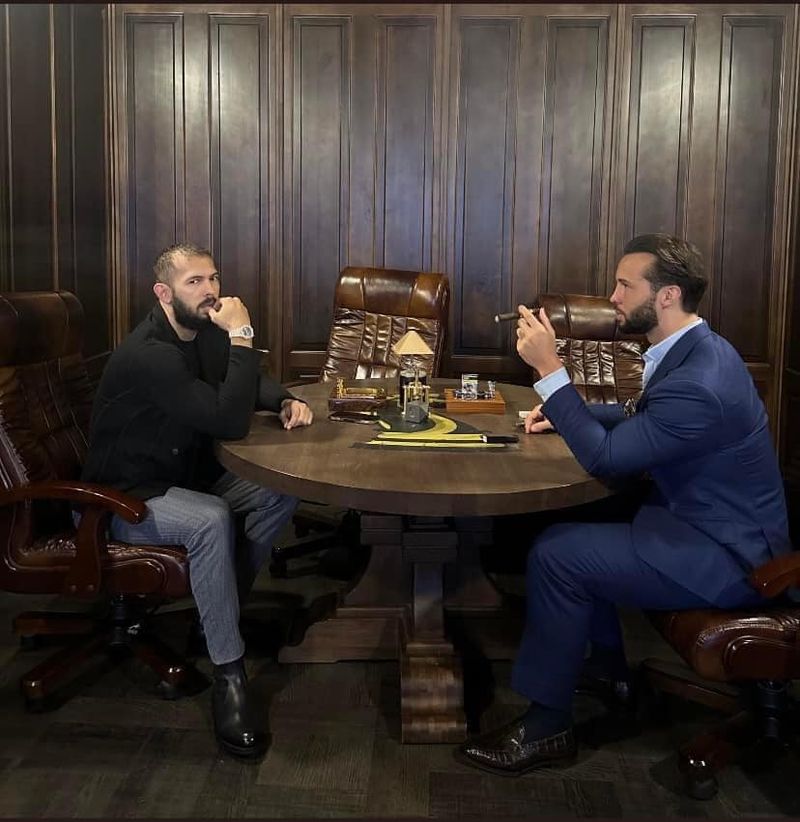 Frații Tate sunt cercetați la domiciliu pentru criminalitate organizată și trafic de persoane