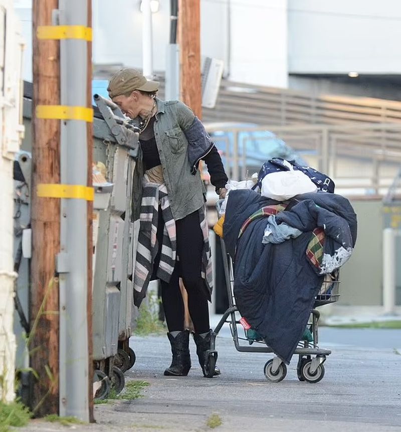 Fostul model de fitness Loni Willison, filmată în timp ce căuta prin gunoaie