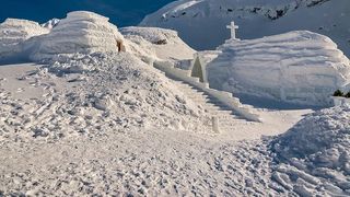 VIDEO- Hotelul de Gheață de la Bâlea Lac nu mai are camere de închiriat. Turiștii îl pot vizita până pe 2 mai