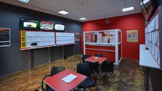 Jaf într-o casă de pariuri din Maramureș: un bărbat mascat a amenințat angajata cu un cuțit