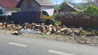 Accident rutier în Gorj: o autoutilitară s-a răsturnat în curtea unei case