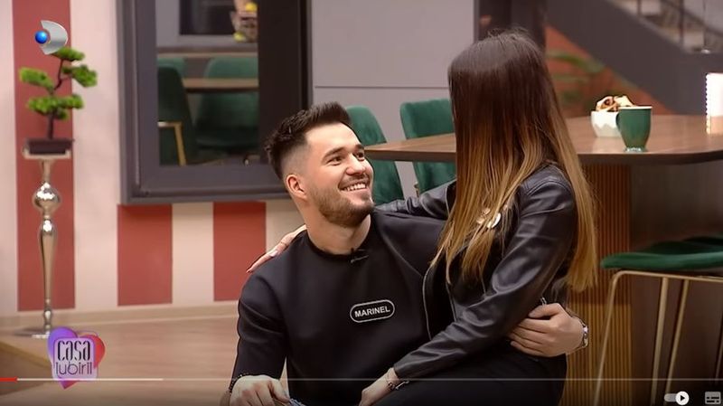 Marinel și Cristina, atingeri și priviri suspecte