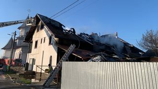 Incendiu puternic la o casă parohială din județul Neamț