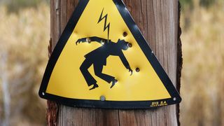 Incident în curtea unui primar. Doi bărbați s-au electrocutat în timp ce lucrau la un gard și au murit pe loc