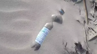 A găsit o sticlă adânc îngropată în nisip. A rămas fără cuvinte atunci când a văzut ce e înăuntru