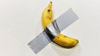 O banană expusă în cadrul unei expoziții de artă a fost mâncată de un vizitator