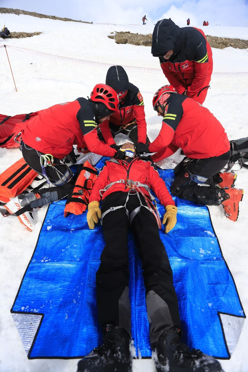 Turistul polonez, în stare de șoc și cu o ușoară hipotermie a fost transportat la spital.