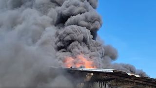 VIDEO: A fost emis mesaj Ro- Alert! Incendiu puternic la un depozit de materiale plastice din Giugiu