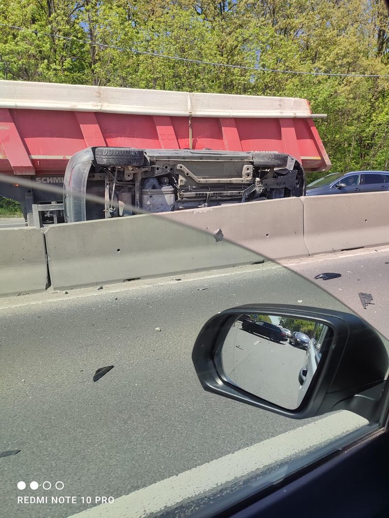 În total, trei autovehicule au fost implicate în accident.