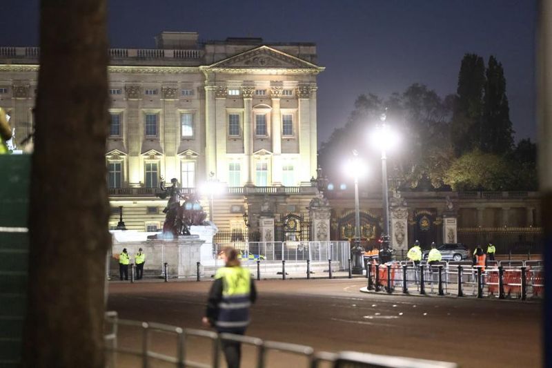 FOTO - Un bărbat a fost arestat în urma unei explozii la Palatul Buckingham, înainte de încoronarea regelui Charles. Principalul suspect ar avea probleme psihice