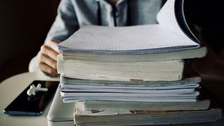 Ce spun avocații despre confiscarea telefoanelor în timpul orelor?/ ”Nu există dreptul de a deține un telefon mobil”